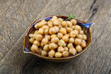 Kabın içinde konserve nohut