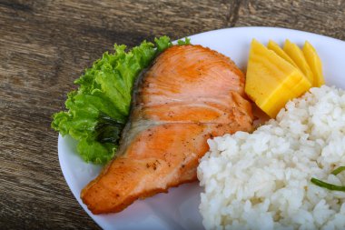 Kızarmış som balığı biftek