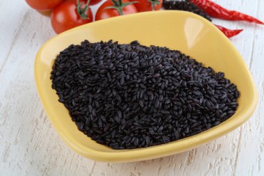 Ham siyah yabani pirinç