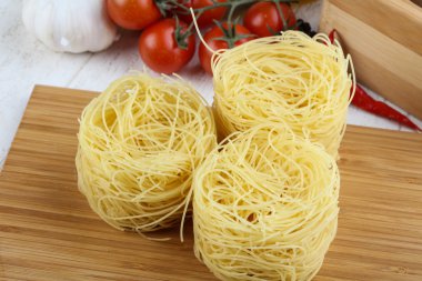 Ham erişte yemek pişirmek için hazır