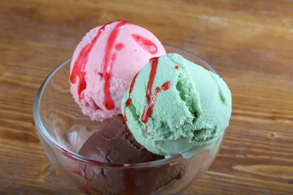Мороженое с клубничным сиропом — стоковое фото