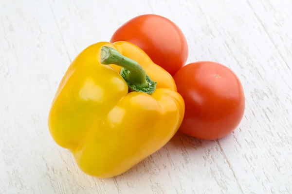 Sarı dolmalık biber ve domates — Stok fotoğraf