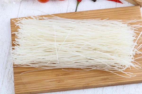 Fideos de celofán listos para cocinar —  Fotos de Stock