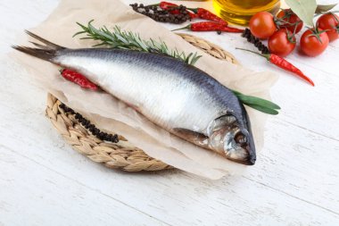 Soğan ve biberiye ile ringa balığı