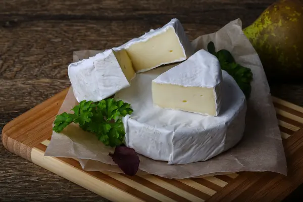 Delicioso queijo camembert — Fotografia de Stock