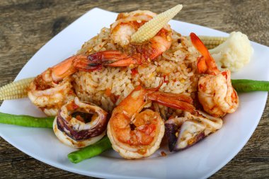 Kızarmış pilav ve deniz ürünleri.