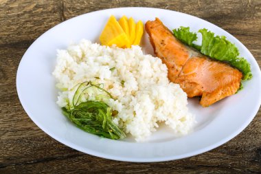 Kızarmış som balığı biftek