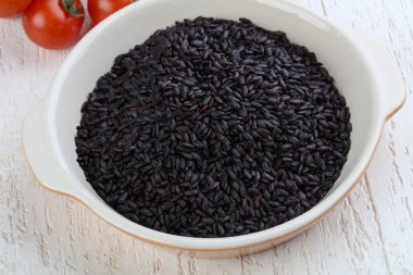 Ham siyah yabani pirinç