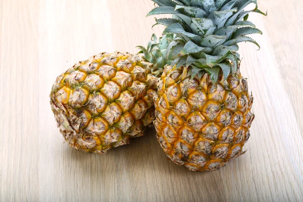 Dvě malé ananasy — Stock fotografie