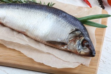 Soğan ve biberiye ile ringa balığı