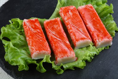 Yengeç Salata yaprakları ile sopa