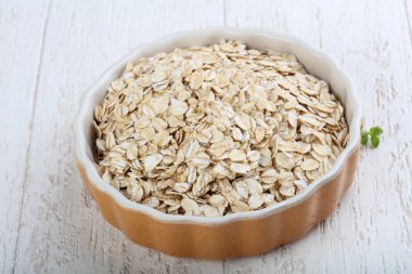 Kabın içinde çiğ yulaf