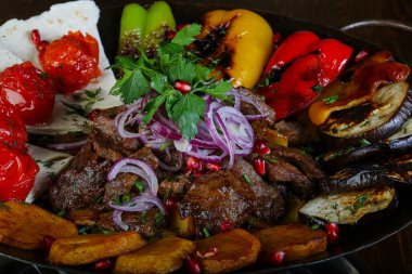 Kızarmış et ve sebze.