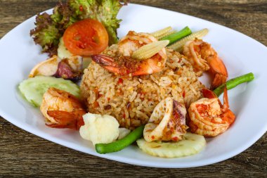 Kızarmış pilav ve deniz ürünleri.