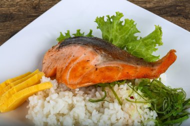 Kızarmış som balığı biftek