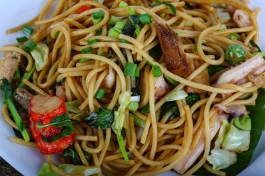 Deniz ürünleri ile Asya makarna