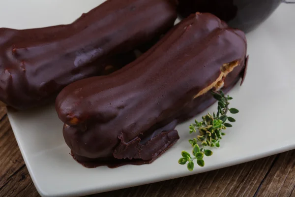 甘いチョコレート エクレアを作成します。 — ストック写真