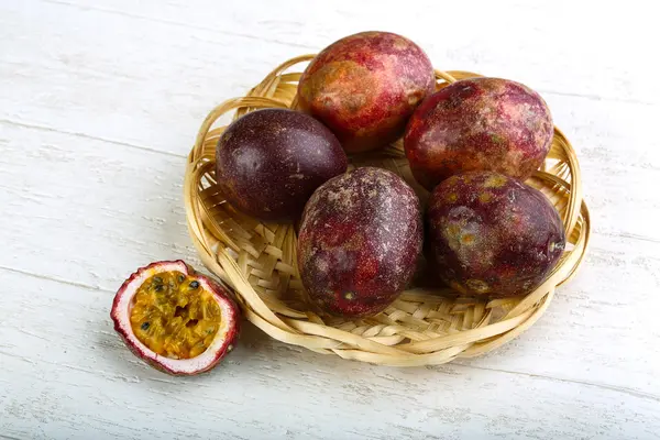 Dulce fruta tropical de la pasión — Foto de Stock