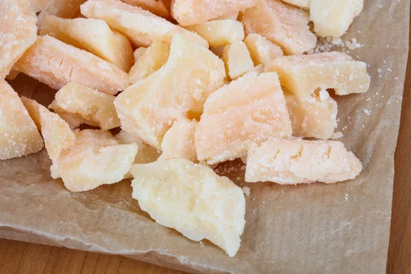 Cutting parmesan cheese — Stock Photo, Image