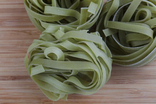 Rå tagliatelle pasta — Stockfoto