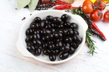 kabın içinde Siyah Zeytin