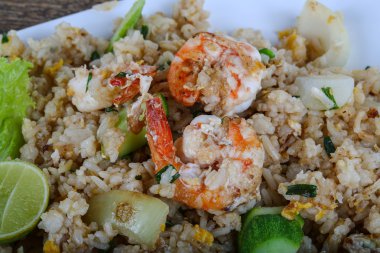 Kızarmış pirinç ve karides.