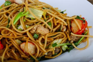 Deniz ürünleri ile Asya makarna