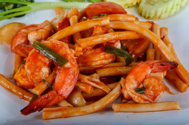 Deniz ürünleri ile baharatlı makarna