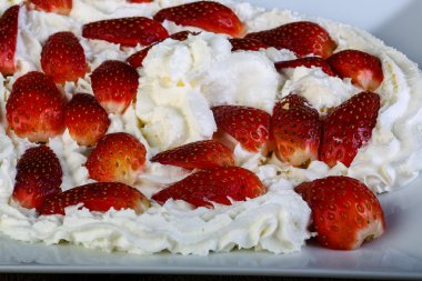 Kremalı taze çilek.