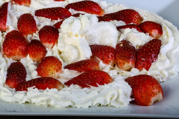 Kremalı taze çilek.