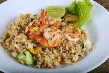 Kızarmış pirinç ve karides.