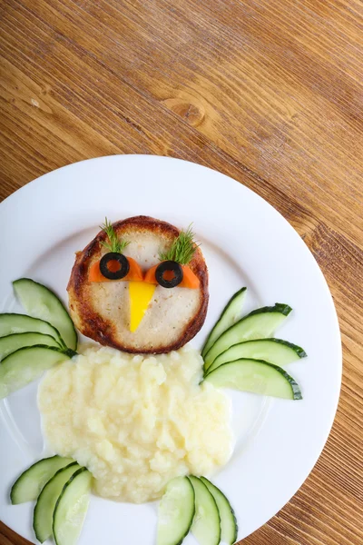 Schnitzel im Kinderstil mit Kartoffelpilz — Stockfoto