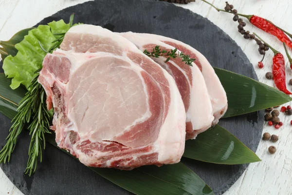 Filete crudo de hueso de cerdo — Foto de Stock