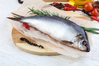 Soğan ve biberiye ile ringa balığı