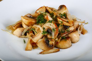 Lezzetli kavrulmuş mantar