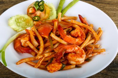 Deniz ürünleri ile baharatlı makarna