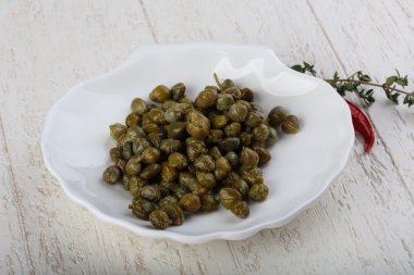 Kabın içinde turşu Kapari