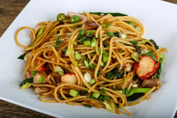 Deniz ürünleri ile Asya makarna