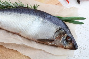 Soğan ve biberiye ile ringa balığı