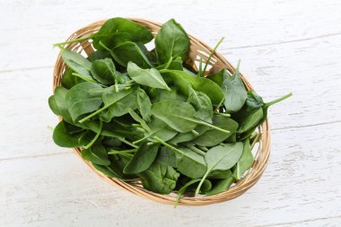 Olgun taze ıspanak yaprakları