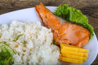 Kızarmış som balığı biftek