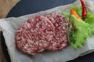 Çiğ burger pirzola