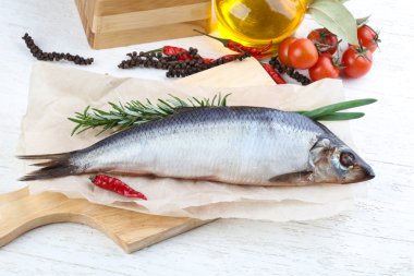 Soğan ve biberiye ile ringa balığı