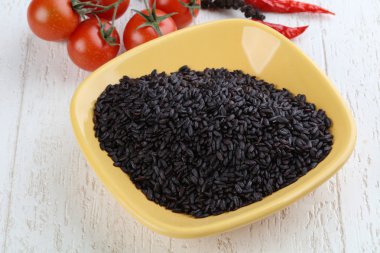 Ham siyah yabani pirinç