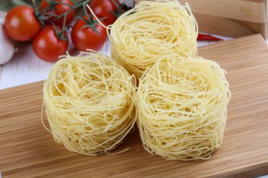 Ham erişte yemek pişirmek için hazır