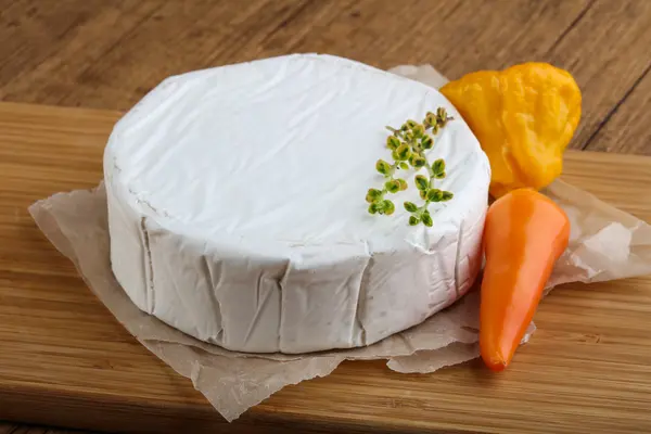 Lezzetli camembert peyniri — Stok fotoğraf