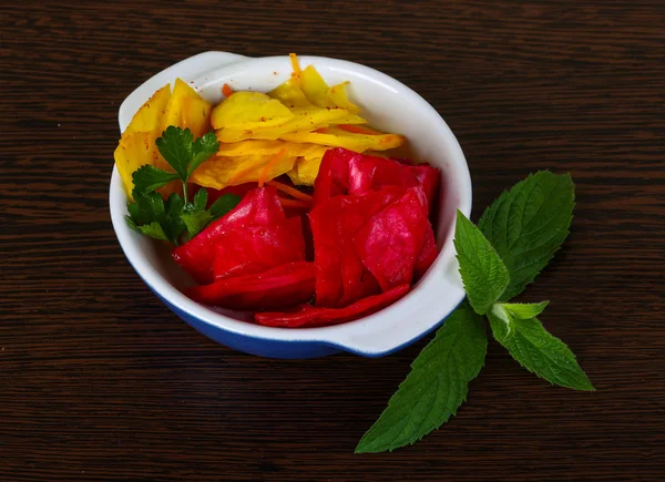 Kırmızı ve sarı lahana turşusu