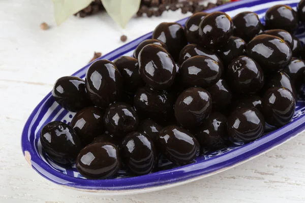 Aceitunas negras en el tazón —  Fotos de Stock