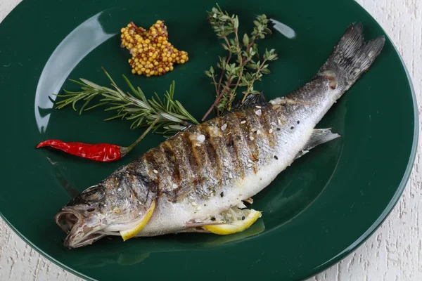 Gegrilde zeebaars met musturd — Stockfoto