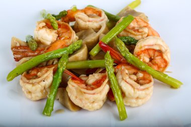 Kızarmış karides ve kuşkonmaz